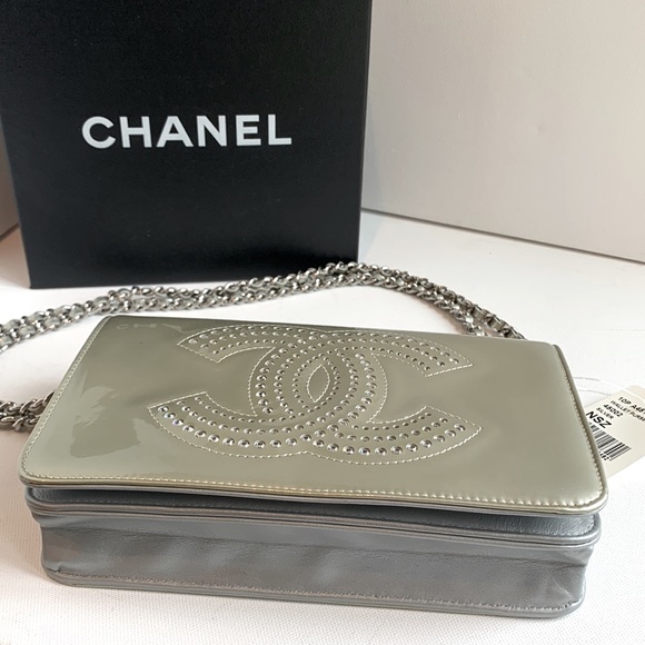 🤍 CHANEL Metallic Silver Studded Vinyl Vegan Swarovski Crystal WOC Wallet Chain🤍 - Picture 4 of 17